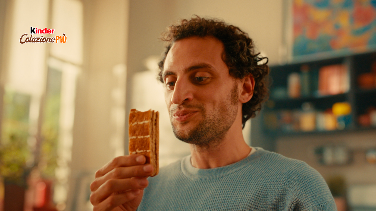 Un'immagine dal nuovo spot "Al mattino uno slancio in più” di Kinder Colazione Più