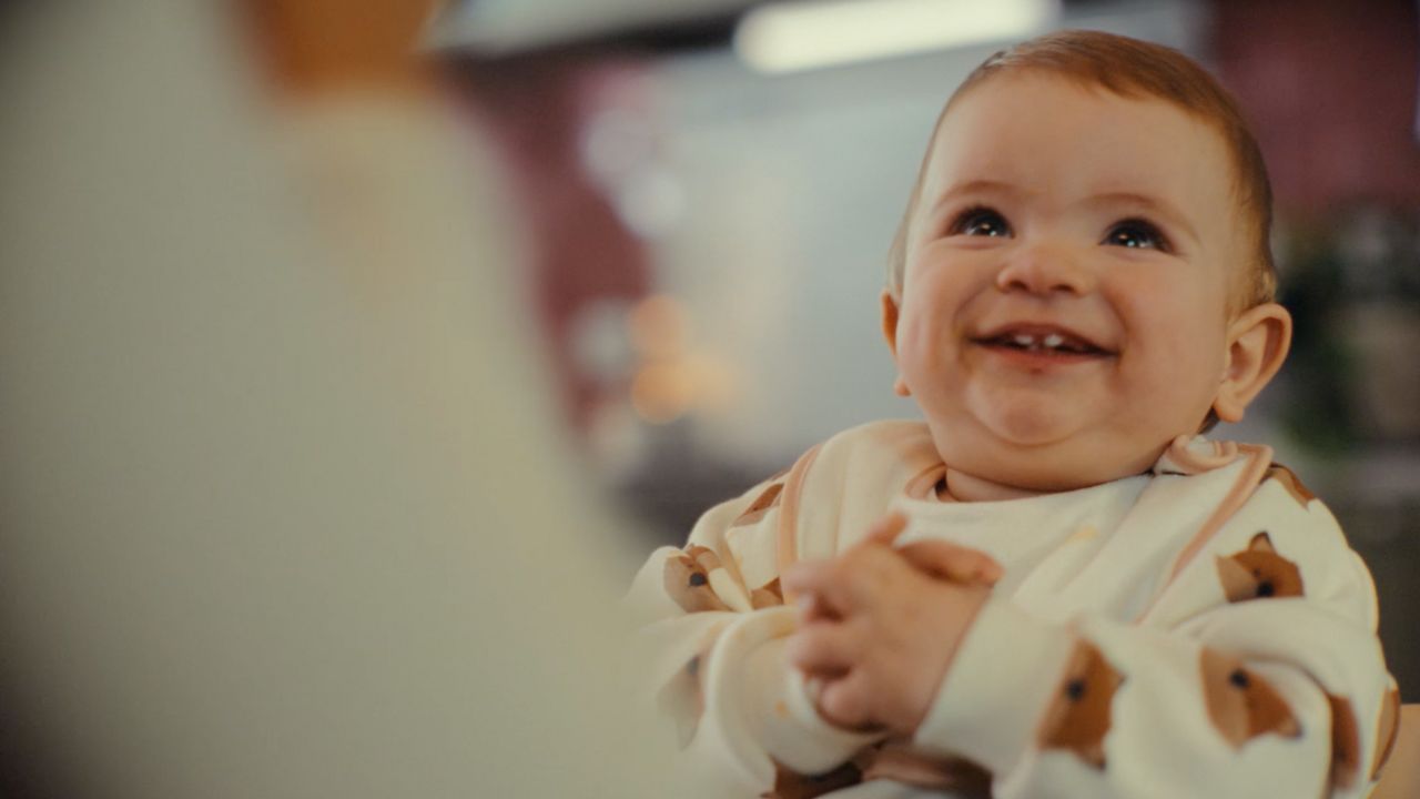 Un frame del nuovo spot Plasmon firmato Dude