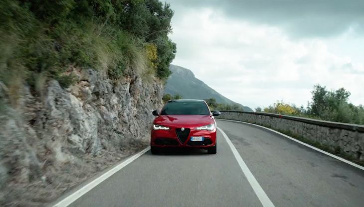 Un frame della campagna Alfa Romeo per la serie speciale Intensa