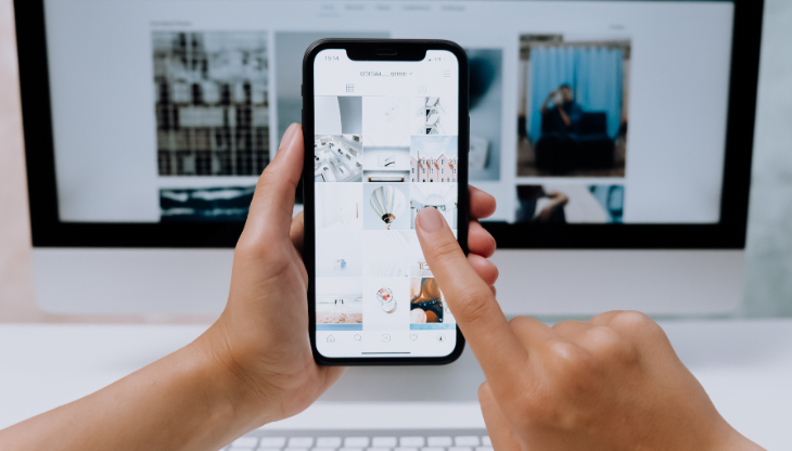 Un utente utilizza Instagram da smartphone