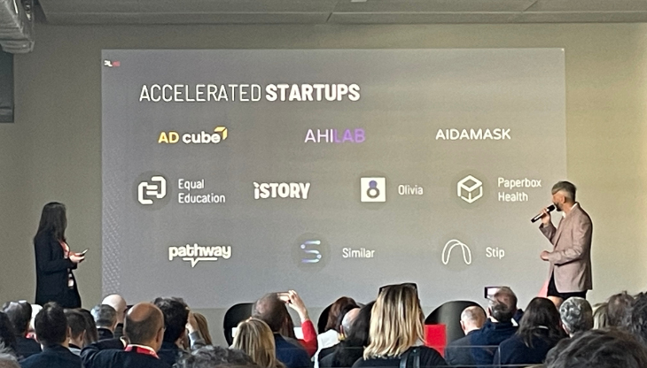 Stefano Argiolas (a destra) presenta le 10 startup accelerate da PLAI