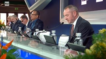 Nella foto: Luca Poggi annuncia i risultati pubblicitari del Festival di Sanremo