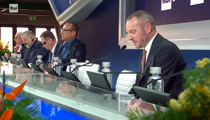 Nella foto: Luca Poggi annuncia i risultati pubblicitari del Festival di Sanremo