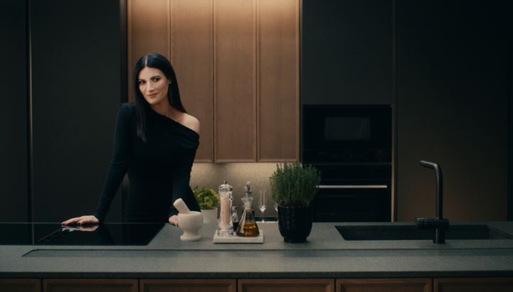 Laura Pausini in un frame dall'ultima campagna di Scavolini