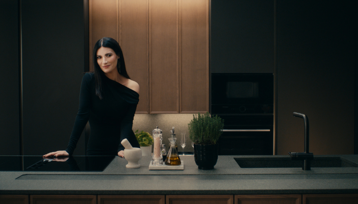 Laura Pausini in un frame dall'ultima campagna di Scavolini