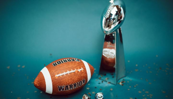 Una riproduzione del Vince Lombardi Trophy, il trofeo del Super Bowl