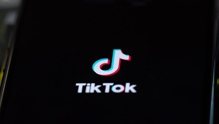 Il logo di TikTok da uno smartphone