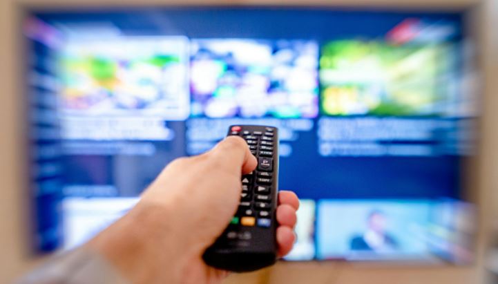 La TV tradizionale resiste all'era digitale: tendenze e dati di mercato