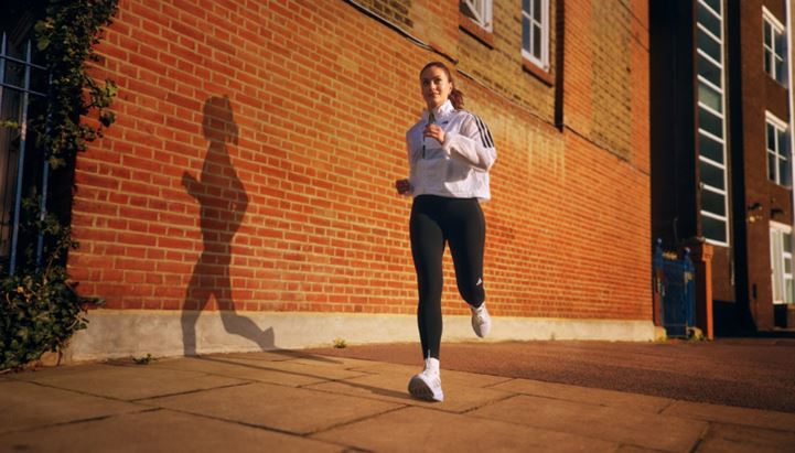 Camila Mendes corre vestendo Adidas