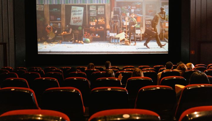 Una sala con il pubblico intento a vedere un film