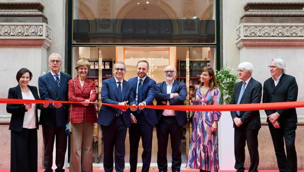 L'immagine mostra l'inaugurazione della nuova libreria Rizzoli a Milano; persone; taglio del nastro