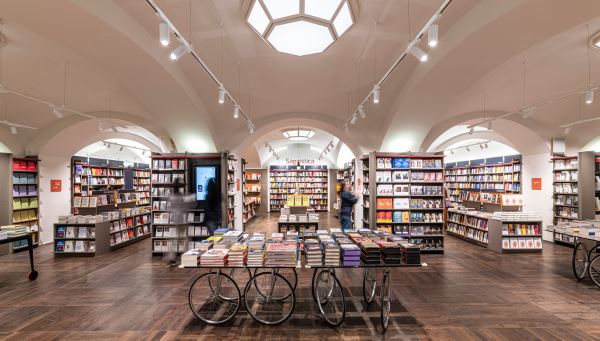 L'immagine mostra un dettaglio dell'interno della libreria Rizzoli a Milano