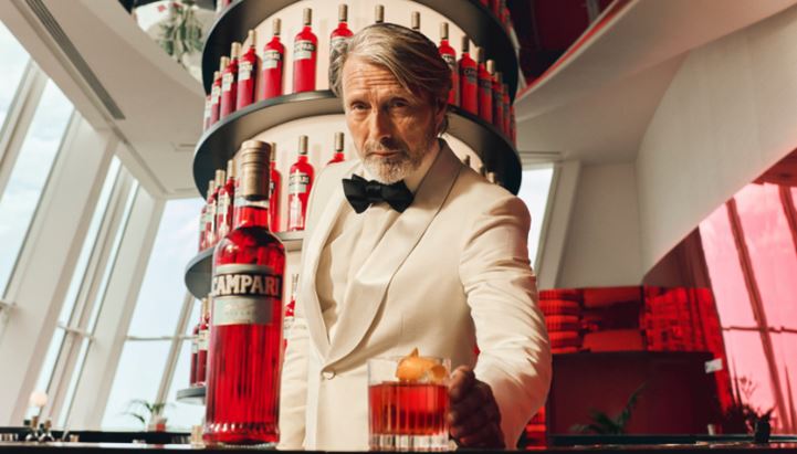 Mads Mikkelsen protagonista del nuovo hero film di Campari lanciato al Festival di Cannes