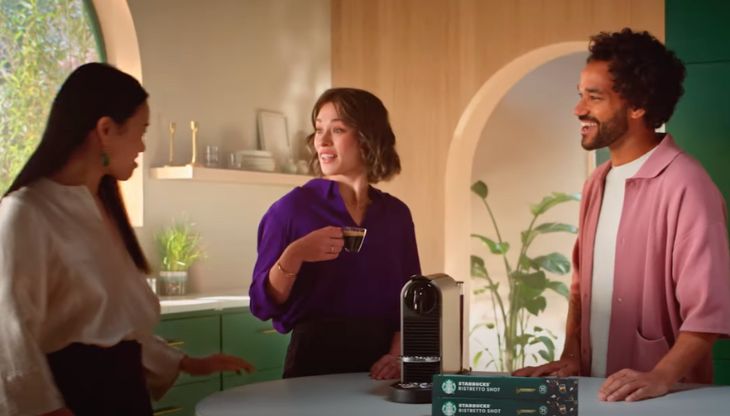 Un frame della campagna Starbucks