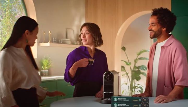 Un frame della campagna Starbucks