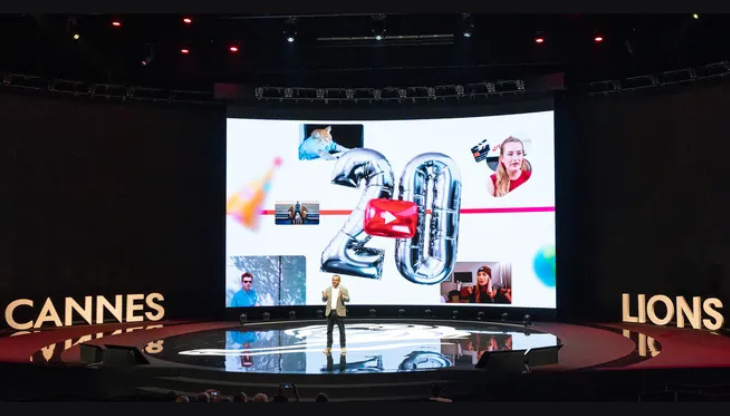 Il CEO di YouTube Neal Mohan sul palco dei Cannes Lions 2025