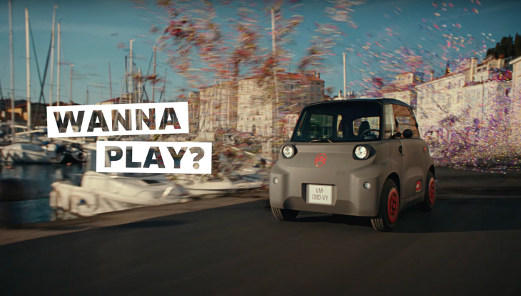 Un'immagine dal nuovo spot Citroën Ami "Wanna Play?"