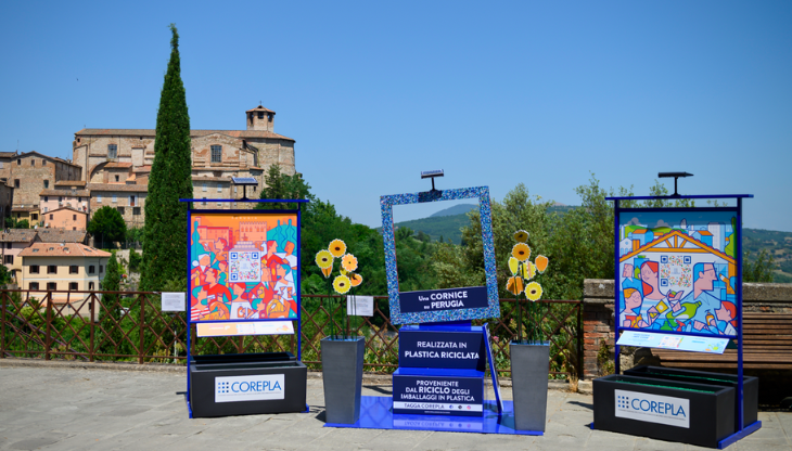 L’installazione simbolo del progetto "L’Italia in Cornice" di Corepla a Perugia