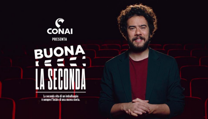 Andrea Pisani, attore e comico, è il volto di "Buona la seconda" di Conai