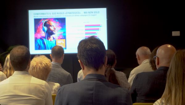 Nella foto: persone che assistono alla presentazione della ricerca OBE sui podcast