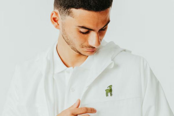 Un capo Lacoste con il GOAT