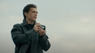 Tom Holland in una scena del video di lancio di Prada Paradigme