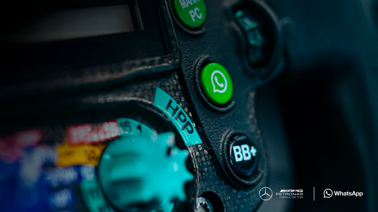 Il pulsante Whatsapp è integrato sul volante delle Mercedes-AMG F1