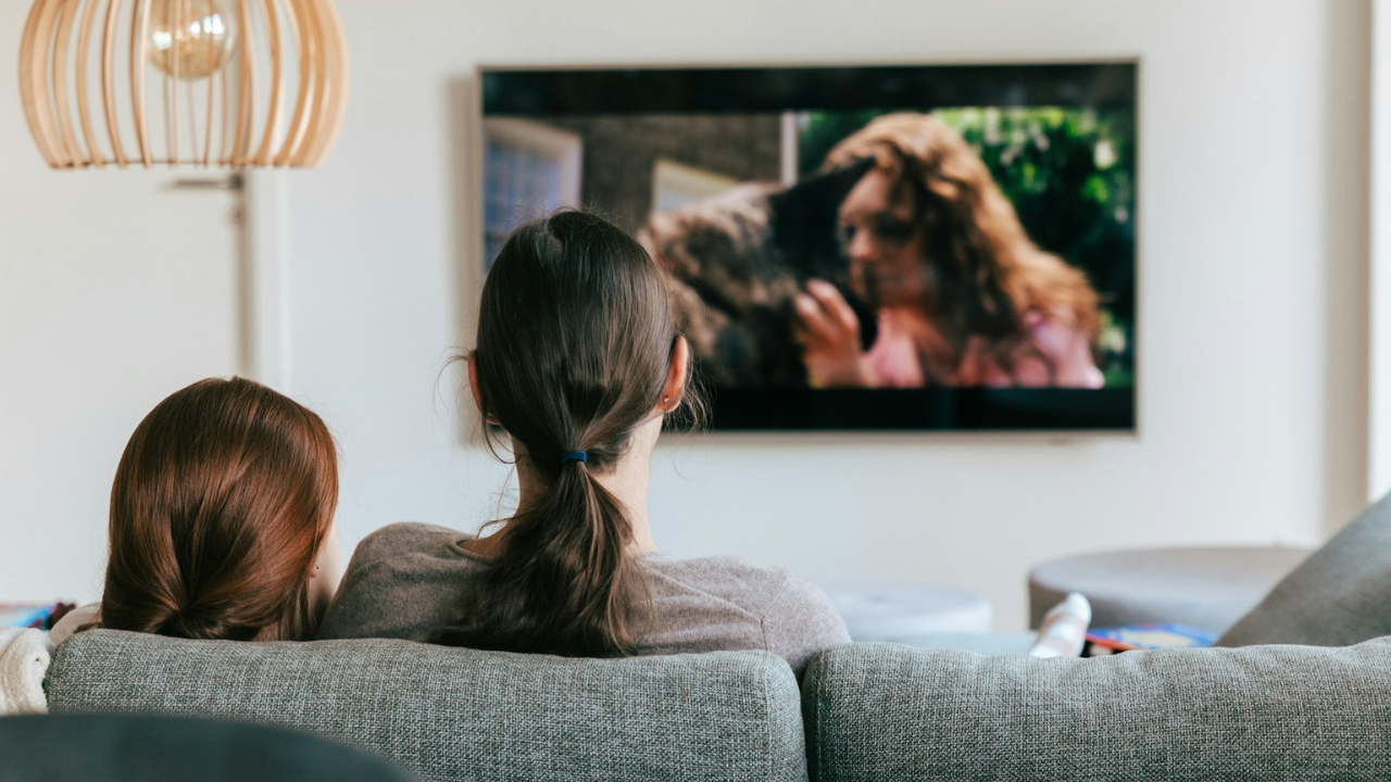 Foto di <a href="https://unsplash.com/it/@kovah?utm_content=creditCopyText&utm_medium=referral&utm_source=unsplash">Kevin Woblick</a> su <a href="https://unsplash.com/it/foto/una-coppia-di-donne-sedute-sul-piano-di-un-divano-439WmdedHVA?utm_content=creditCopyText&utm_medium=referral&utm_source=unsplash">Unsplash</a>