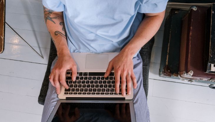 Foto di cottonbro studio: https://www.pexels.com/it-it/foto/persona-mani-laptop-digitando-5138197/