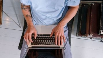 Foto di cottonbro studio: https://www.pexels.com/it-it/foto/persona-mani-laptop-digitando-5138197/