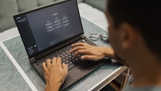 Foto di Matheus Bertelli: https://www.pexels.com/it-it/foto/uomo-laptop-internet-tecnologia-16094056/
