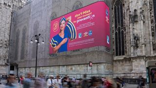La maxi-affissione sul Duomo di Milano di Chiquita e Fondazione AIRC