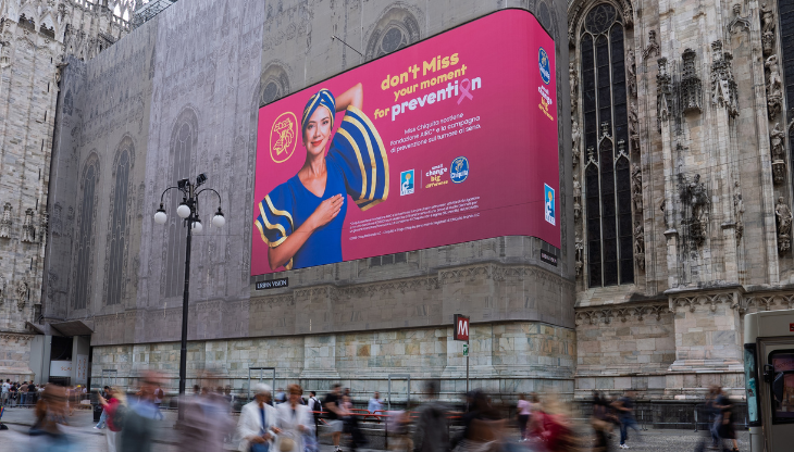 La maxi-affissione sul Duomo di Milano di Chiquita e Fondazione AIRC