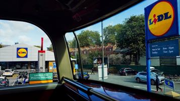 Foto di Adrien Olichon (https://www.pexels.com/it-it/foto/vista-del-negozio-lidl-dal-london-bus-36126251/)