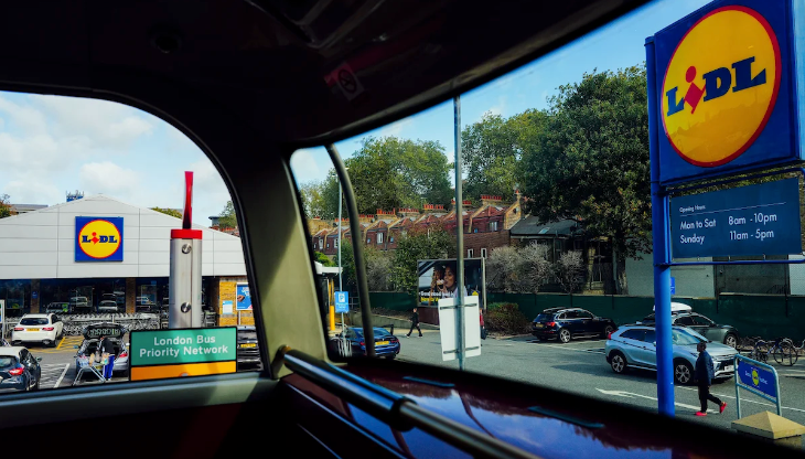 Foto di Adrien Olichon (https://www.pexels.com/it-it/foto/vista-del-negozio-lidl-dal-london-bus-36126251/)