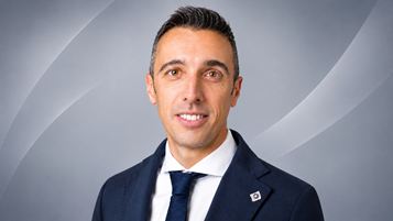 Ritratto professionale su sfondo grigio moderno.png