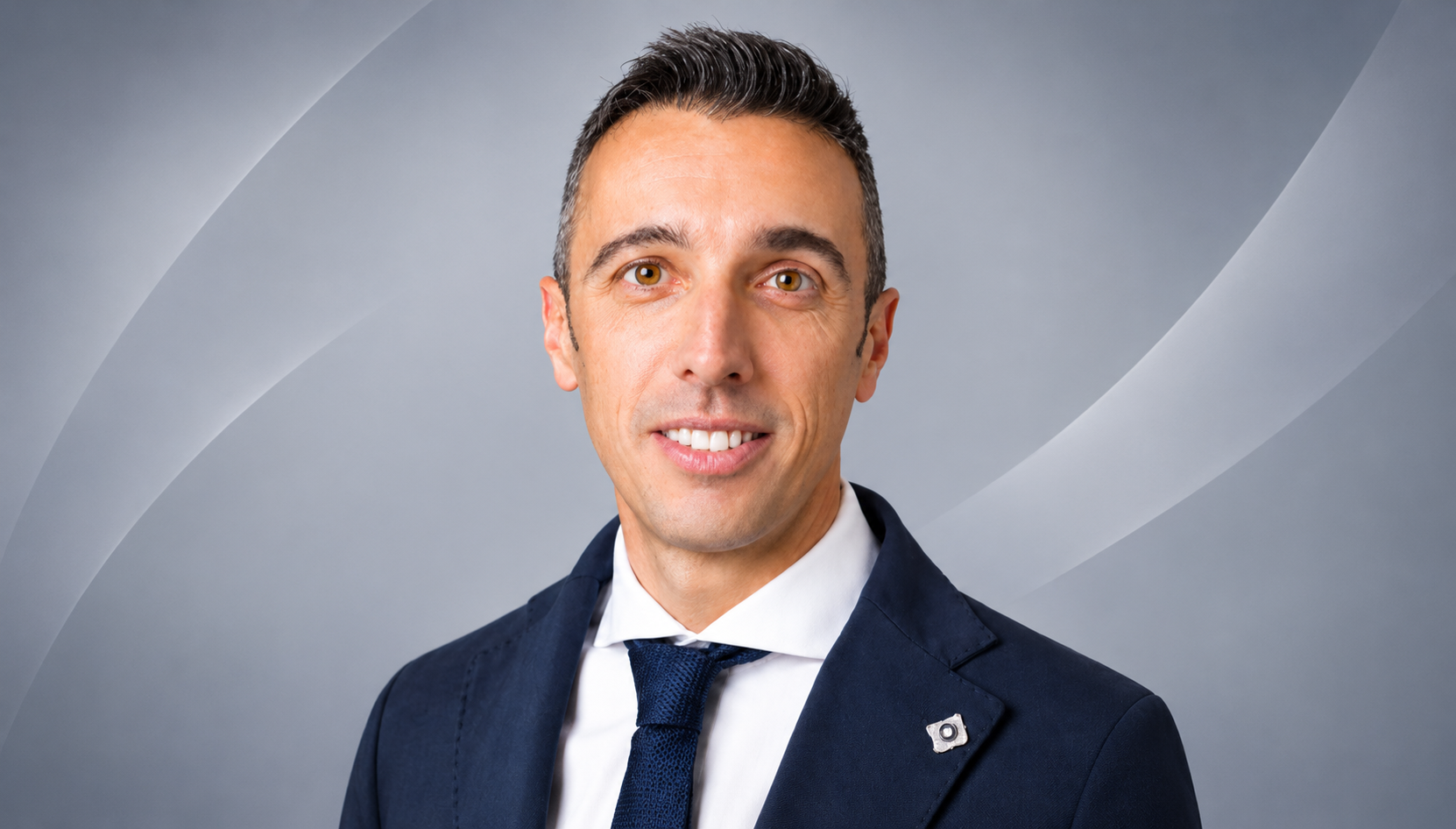 Ritratto professionale su sfondo grigio moderno.png