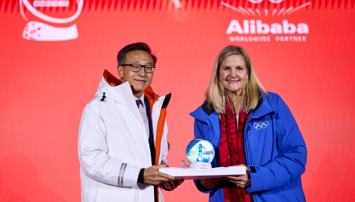 da sinistra: Joe Tsai, Chairman di Alibaba Group, e Kirsty Coventry, Presidente del CIO