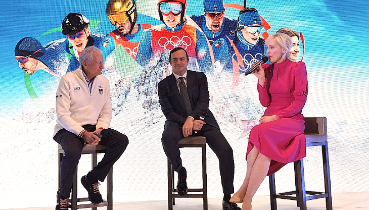 Alessandro Araimo tra Luciano Buonfiglio, il presidente del Coni, e la giornalista Lia Capizzi 