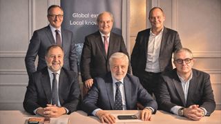 Prima fila da sx: Stéphane Fouks (H/Advisors), Pepe Blanco (Acento); Alvaro Garcia (Havas Group Iberia). Seconda fila da sx: Alfonso Alonso (Acento), Javier Curtichs (H/Advisors Iberia), Jeremy Dorling (H/Advisors)