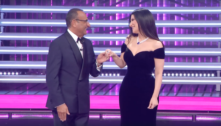 Carlo Conti e Laura Pausini sul palco dell'Ariston