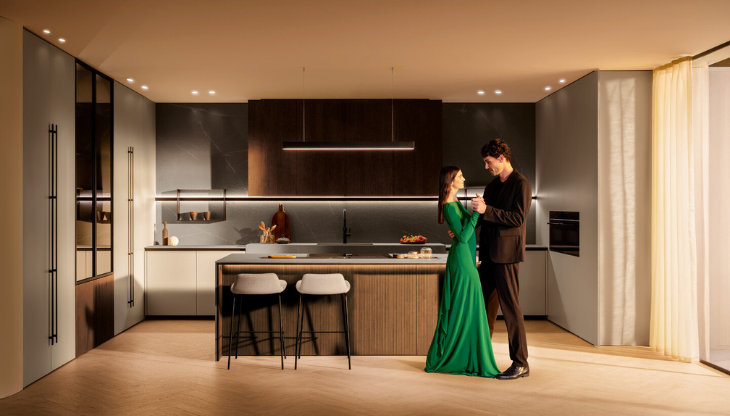 Un'immagine dal nuovo spot Arredo3 "Innamorati in cucina"