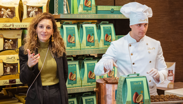 Giulia Muzzin, Marketing Director Lindt & Sprüngli Italia, e un Maître Chocolatier