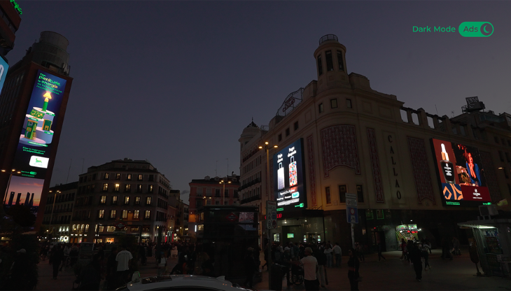 Plaza Callao di Madrid è stata la prima interessata dalla maxiaffissione DOOH in dark mode di Plenitude