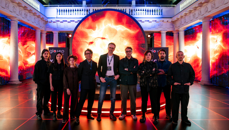 Al centro Simone Tomaello, co-founder di 2night. A sinistra rispetto a Tomaello (guardando la foto), Cristiano Seganfreddo, curatore di 2night per la selezione degli artisti; a destra rispetto a Tomaello, Dionigi Mattia Gagliardi, fondatore e ideatore del collettivo Numero Cromatico, di cui sono ritratti alcuni membri