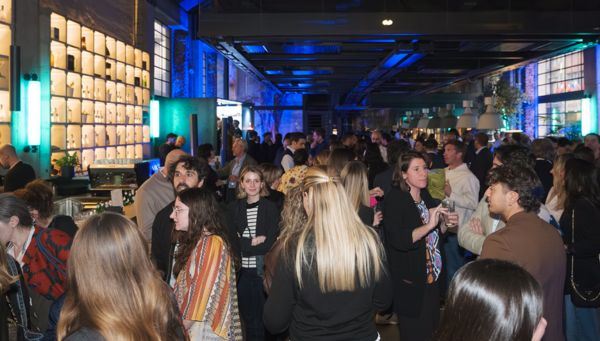 Tante persone al Moebius di Milano per l'evento Gin Mare