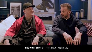 Un'immagine dal nuovo spot dedicato a Sky Wifi e Sky TV con Alessandro Del Piero e Jake La Furia