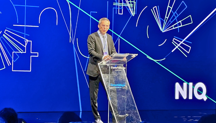 Enzo Frasio, AD di NielsenIQ Italia, sul palco de Linkontro 2026