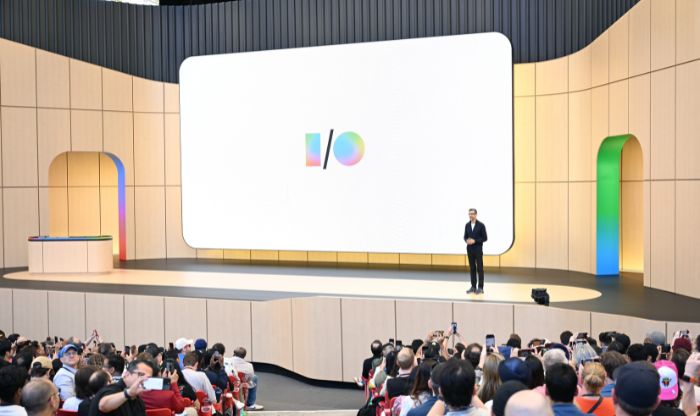Sundar Pichai, CEO di Alphabet, sul palco del Google I/O 2026