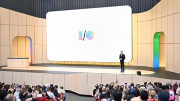Sundar Pichai, CEO di Alphabet, sul palco del Google I/O 2026